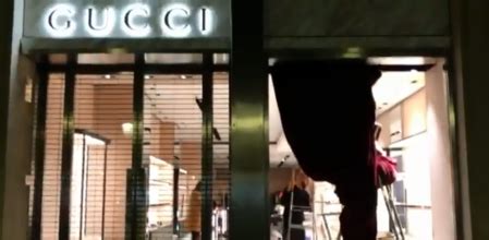 gucci barcelona ladrones|Barcelona: Espectacular robo por alunizaje en la tienda Gucci de .